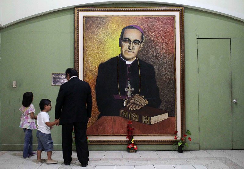 El papa abre el proceso para beatificar a monseñor Óscar Romero, asesinado en 1980 por un sicario
