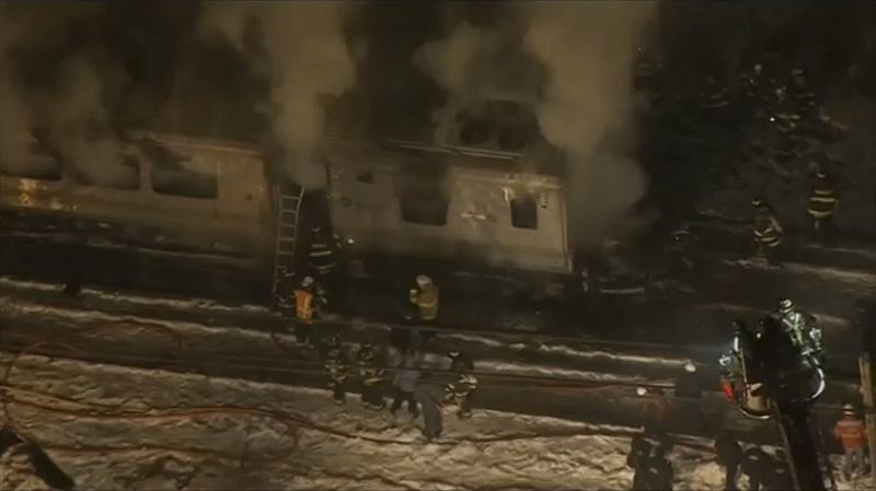 Seis muertos al chocar un convoy del metro con un coche a las afueras de Nueva York