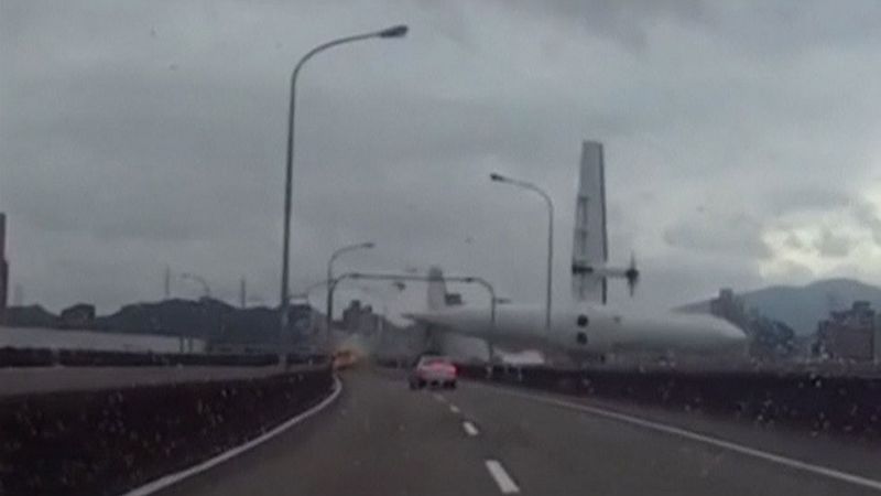 Al menos 31 muertos y 15 desaparecidos al estrellarse un avión en un río en Taiwán