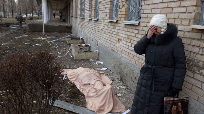 La guerra atrapa a miles de civiles en el este de Ucrania entre el clamor para una tregua inmediata