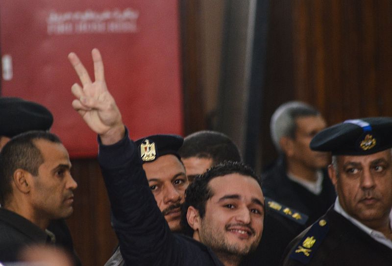 Egipto condena a cadena perpetua a un famoso bloguero y a otros 229 activistas