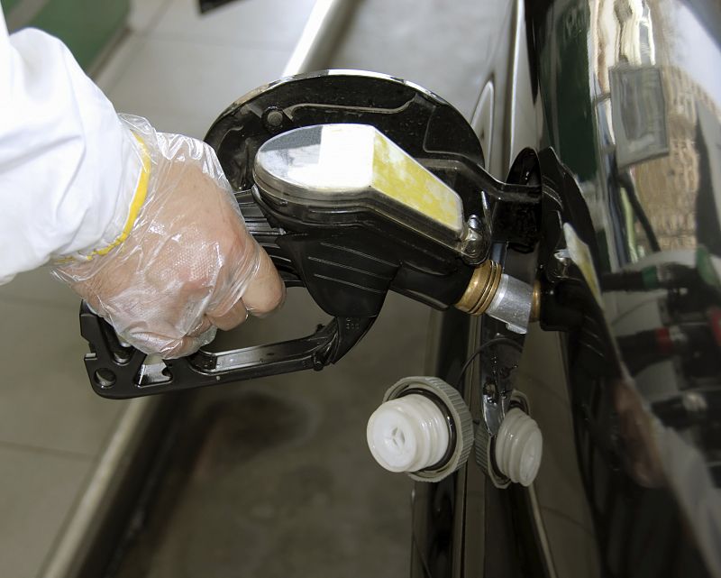 Competencia denuncia que suben los márgenes de las petroleras pese a bajar los carburantes