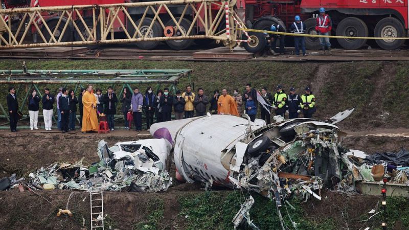 Los equipos de rescate buscan a 12 desaparecidos en el accidente de un avión en Taiwan