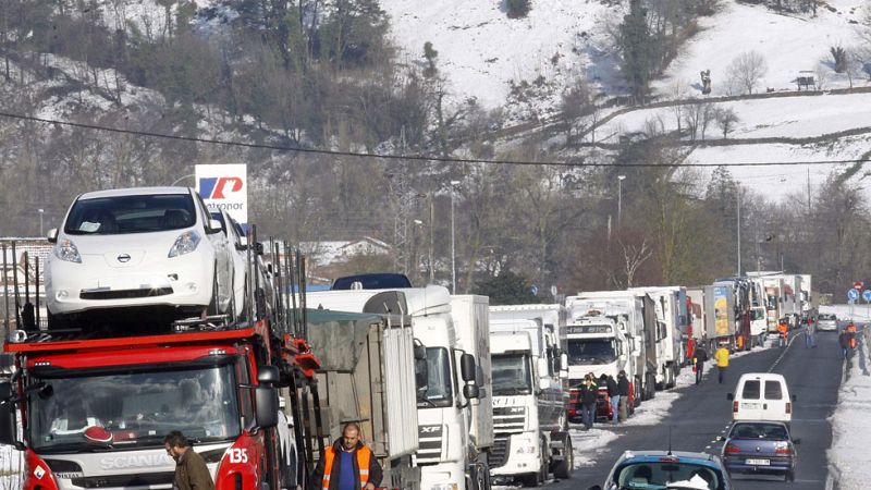 La nieve mantiene cerrada la A-67 entre Cantabria y Palencia e inmoviliza decenas de vehículos