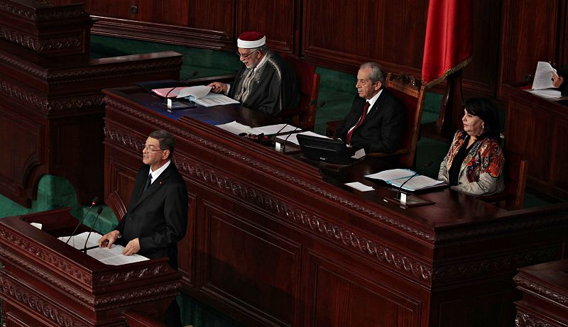 El laico Essid recibe el apoyo del Parlamento de Túnez para un gobierno con los islamistas