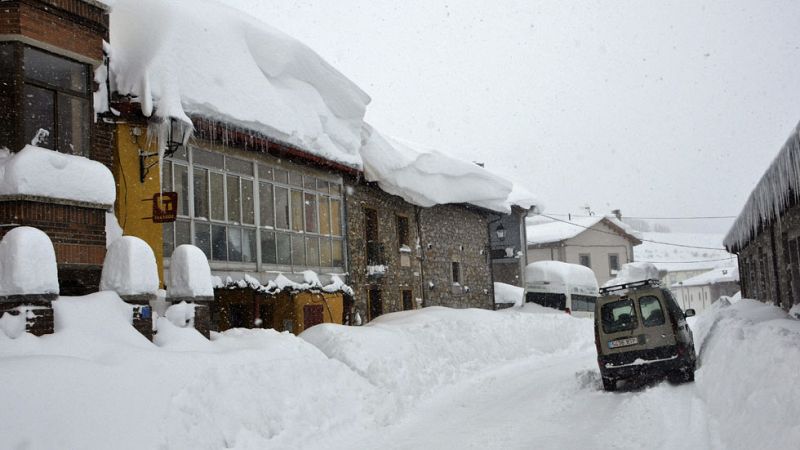 El temporal de nieve complica varias carreteras en el norte de España