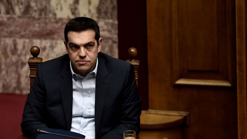 Tsipras presenta en el Parlamento un plan inmediato de ayuda humanitaria y recontratación