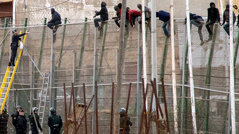 Un grupo de 40 inmigrantes logra entrar a Melilla en nuevo salto a la valla fronteriza