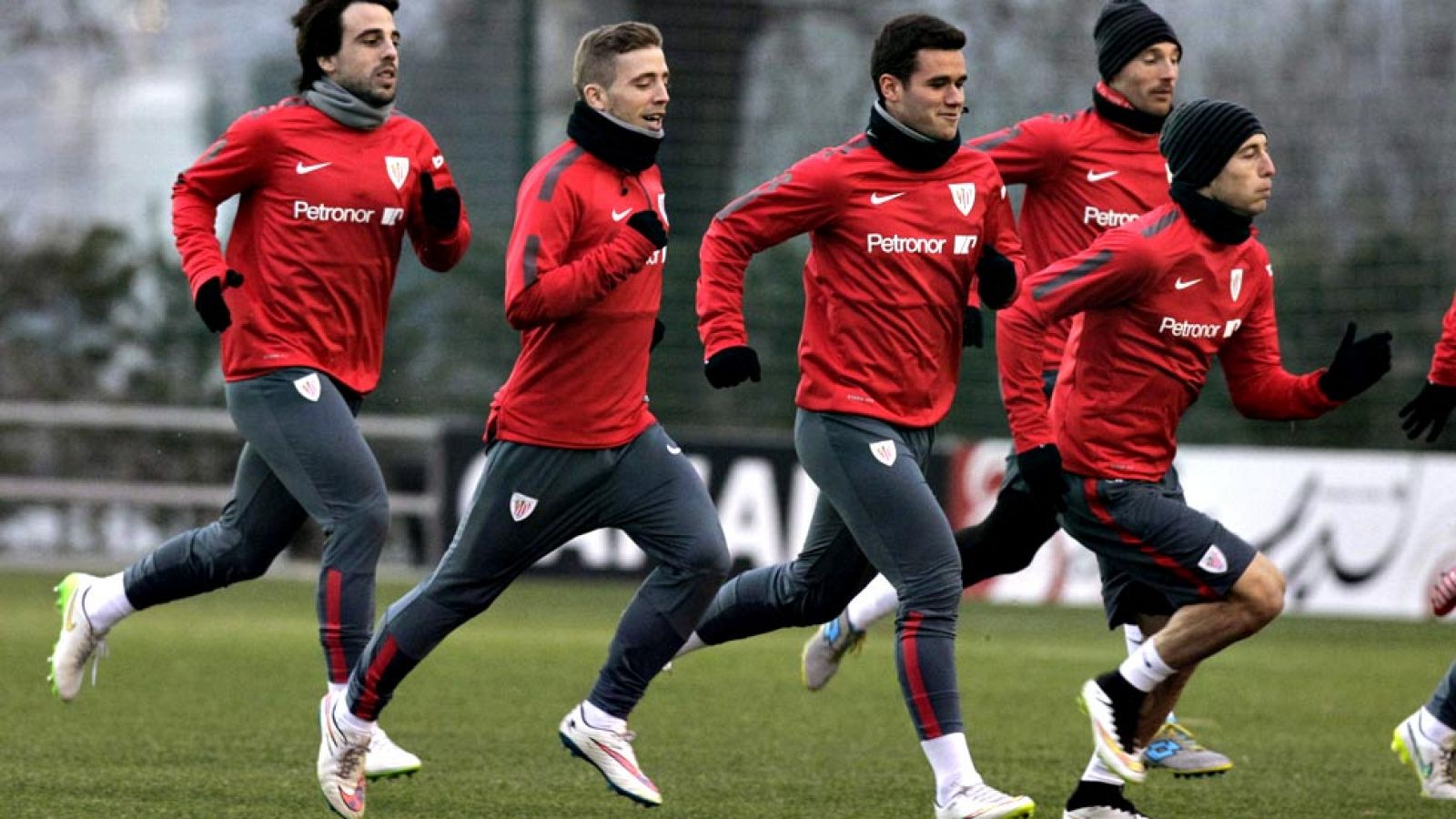 Los rojiblancos con cuatro bajas fijas: Laporte, Balenziaga, Iraola e Iturraspe, mientras que en el Espanyol están asímismo fuera de combate Cañas y Álvaro. Gran expectación en San Mamés por este emparejamiento que pone en juego una plaza para la fin