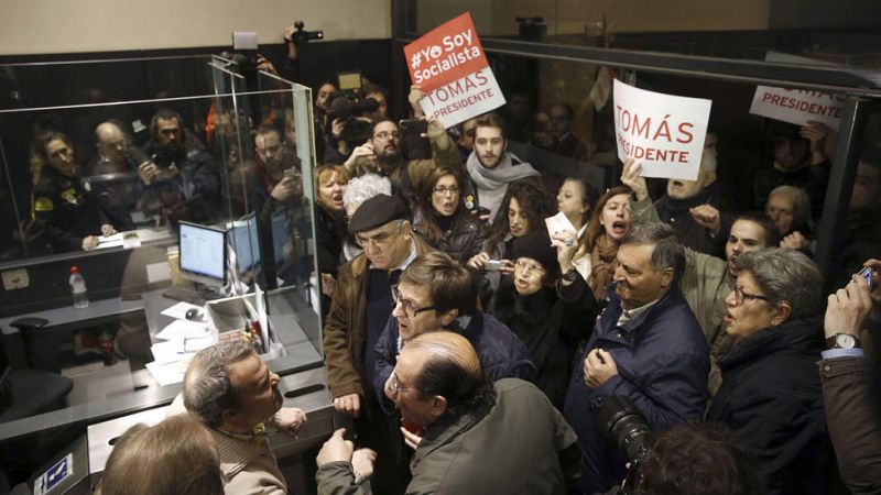 Medio centenar de personas protestan ante la sede del PSOE contra la destitución de Tomás Gómez