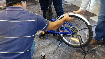 En la calle, alguien - Biciempléate. Reactivando habilidades de las personas sin hogar - Escuchar ahora