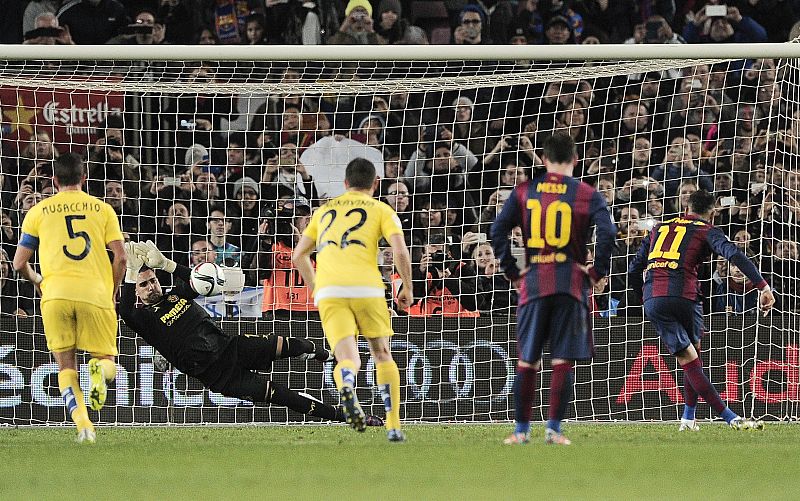 El Barça, con pie y medio en la final, pese a los errores