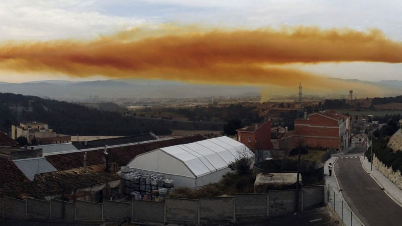 Una nube tóxica en Igualada obliga a confinar a 65.000 personas en Barcelona y deja tres heridos