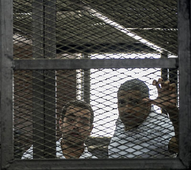 Libertad bajo fianza para los dos periodistas de Al Yazira encarcelados en Egipto