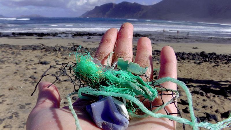 Casi cinco millones de toneladas de plástico llegan anualmente a los océanos