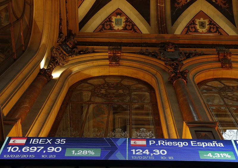 El IBEX 35 cierra por encima de los 10.700 puntos tras subir un 1,68% y marca su máximo anual