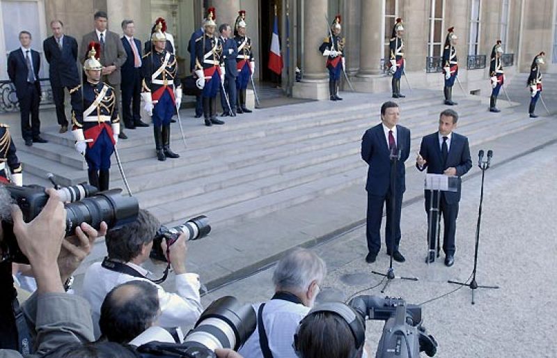 Sarkozy inicia su mandato en la UE con el Tratado de Lisboa en punto muerto