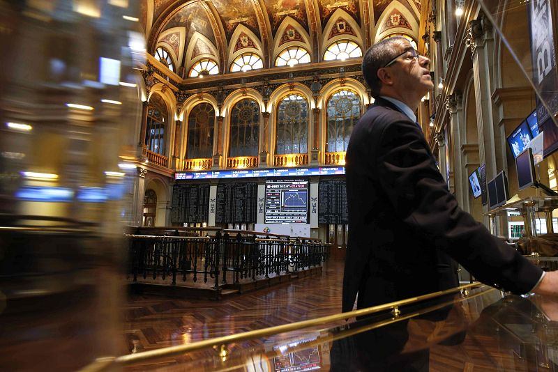 El IBEX 35 baja un 0,47% y pierde los 10.700, mientras la prima de riesgo repunta hasta 125