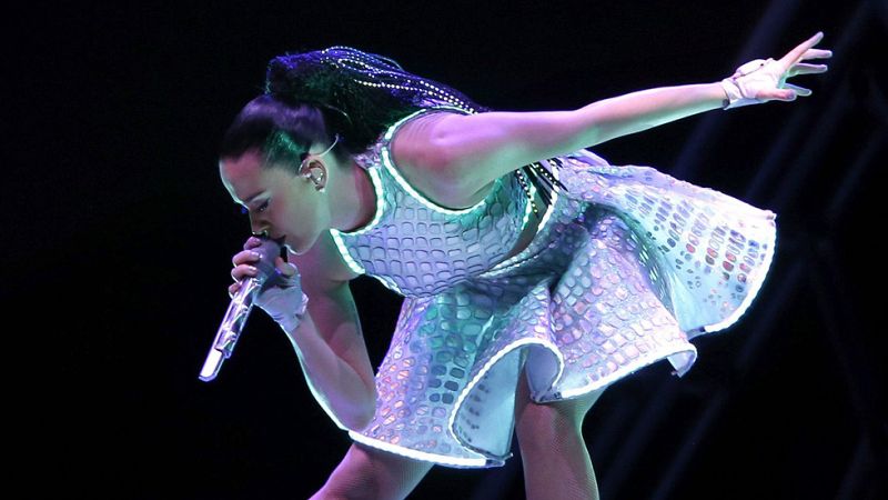 Katy Perry despliega su música y fuegos artificiales en Barcelona