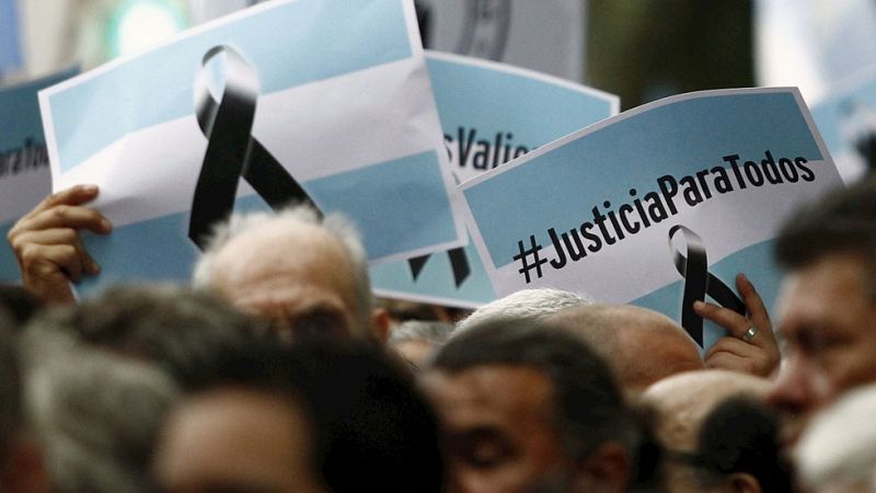 Miles de manifestantes marchan bajo la lluvia en Buenos Aires en memoria del fiscal Nisman