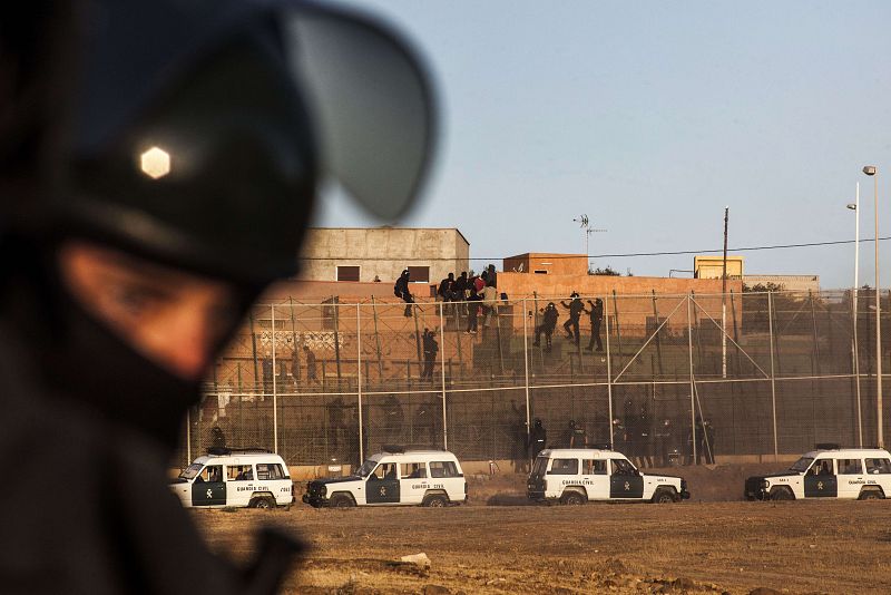 Una treintena de inmigrantes subsaharianos logra entrar en Melilla tras saltar la valla