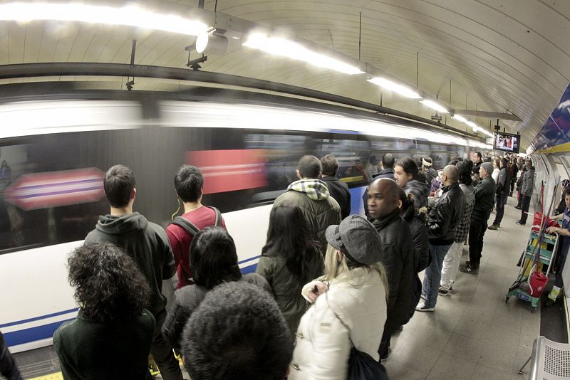 Metro de Madrid aparta cautelarmente al trabajador que instó a vigilar a los gais