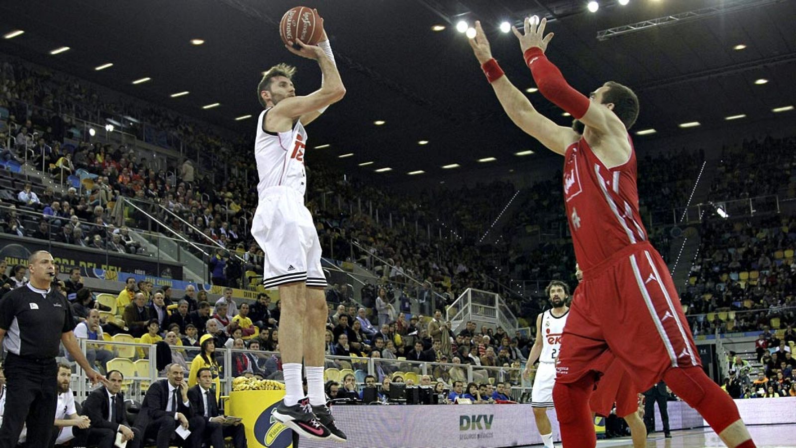 El Real Madrid ha sometido hoy al CAI Zaragoza por 85-73 en el Gran Canaria Arena, en un duelo que el vigente campeón del torneo del KO encarriló tras un parcial 15-0 al inicio del tercer periodo, merced a una defensa intensa y al acierto exterior, c