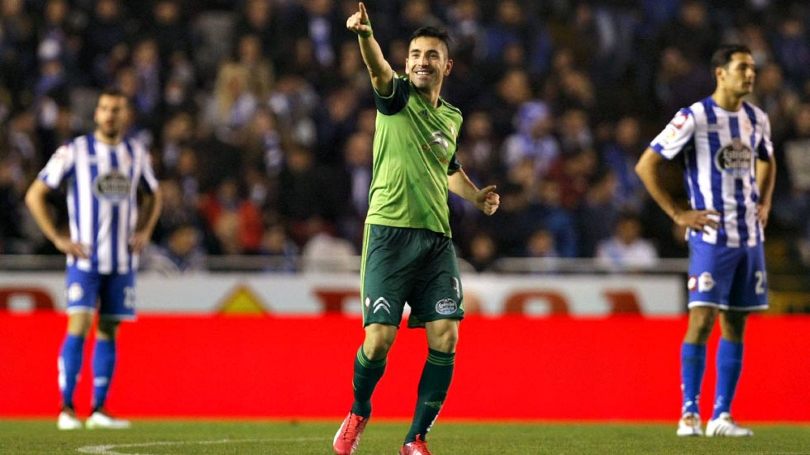 El Celta de Vigo sacó los tres puntos (0-2) de Riazor en el derbi  gallego de este sábado correspondiente a la vigésimo cuarta jornada  de la Liga BBVA, alargando su buen momento a costa de frenar el del  Deportivo de la Coruña, mientras que el Valen