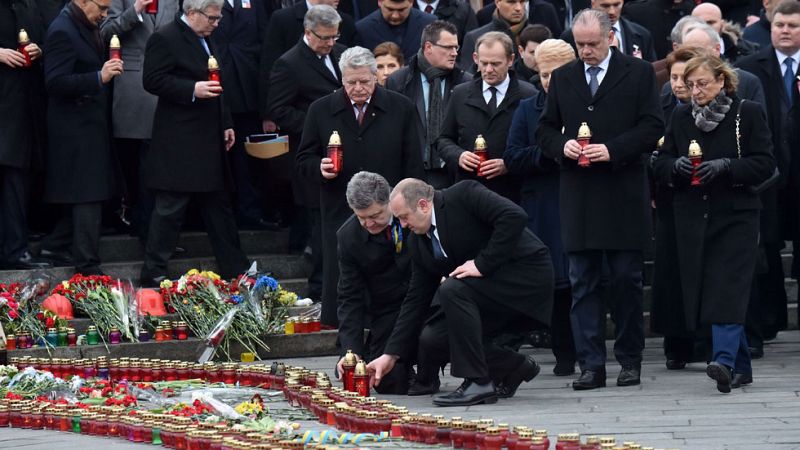 Miles de personas marchan en Kiev y un atentado empaña celebración en Járkov, Ucrania