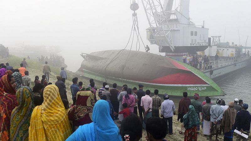 Mueren al menos 68 personas en el naufragio de un ferry en Bangladesh