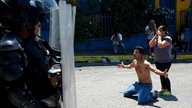 Detenido un policía en Venezuela por la muerte de un joven manifestante