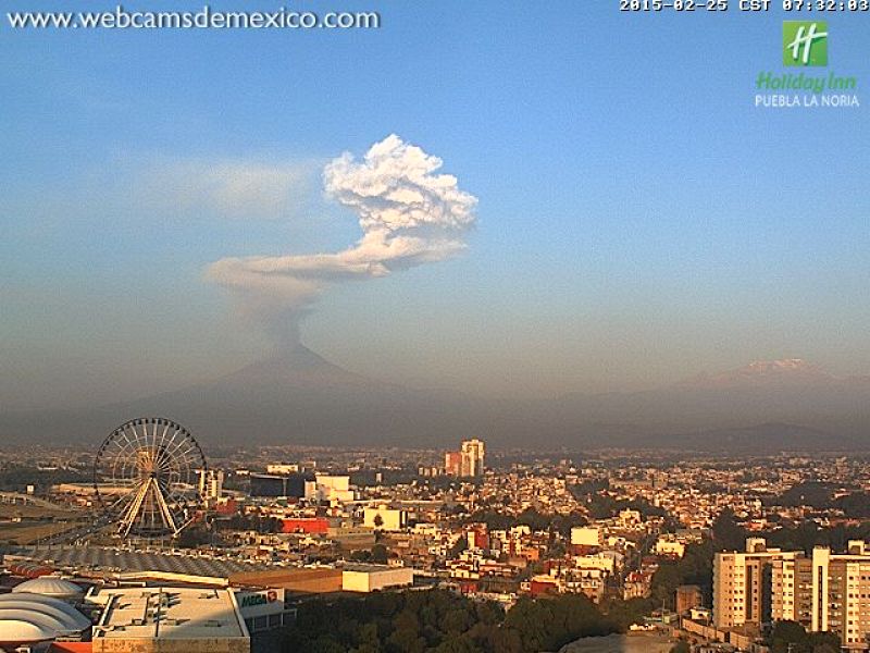 La actividad explosiva del volcán Popocatépetl mantiene en alerta al centro de México