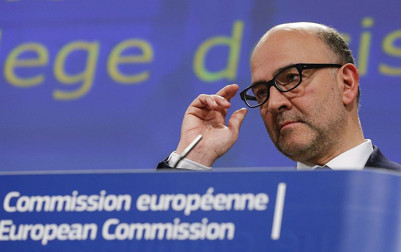 Bruselas propone dar dos años más a Francia, hasta 2017, para que rebaje su déficit al 3%