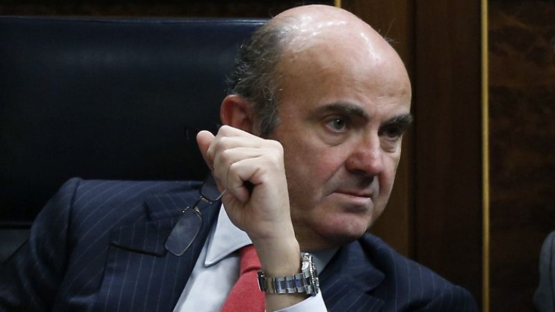 De Guindos cree que la multa de Competencia a las petroleras por pactar precios está "justificada"