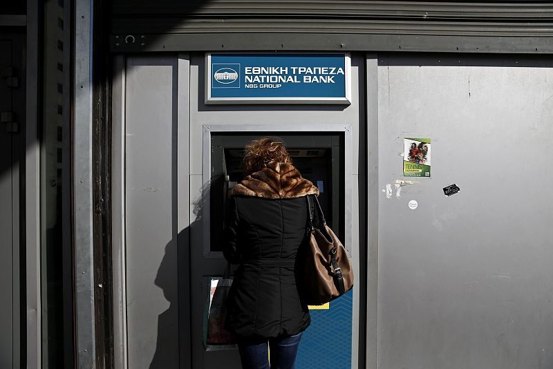 Los depósitos en los bancos griegos se redujeron en enero en 12.200 millones de euros