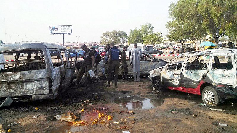 El presidente nigeriano visita el escenario de una masacre islamista mientras siguen los atentados