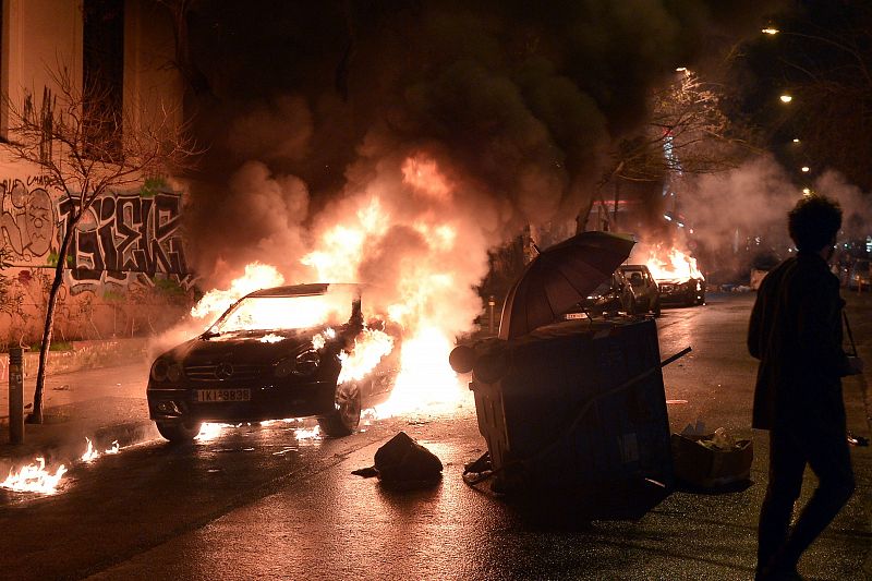 Incidentes violentos en Atenas al término de una manifestación contra el acuerdo con el Eurogrupo