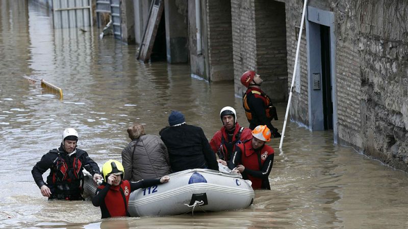 El Ebro se desborda a su paso por Tudela e inunda varias calles del casco viejo