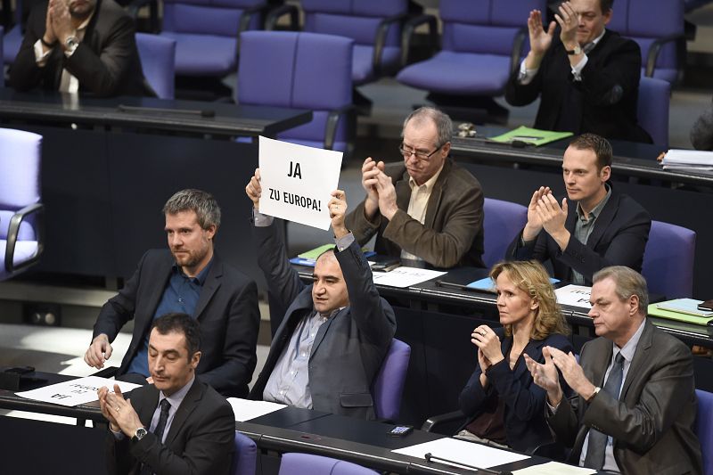 El Bundestag aprueba con una abultada mayoría la prórroga de la ayuda a Grecia