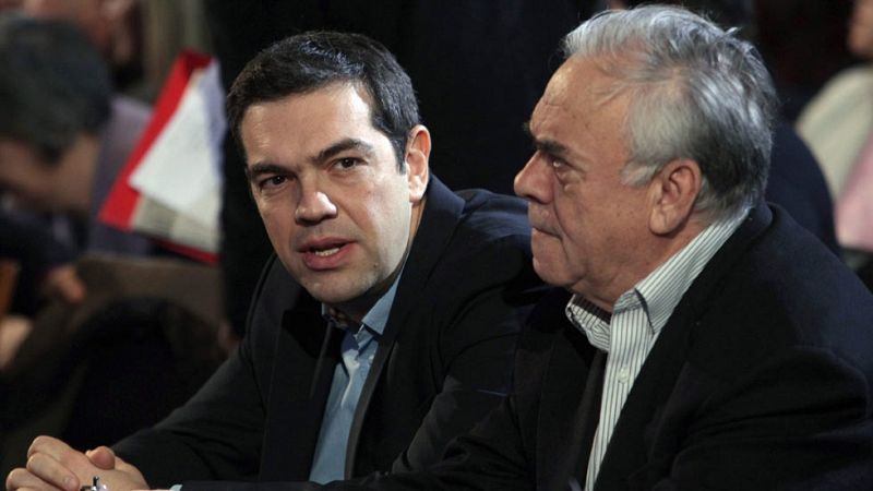 Tsipras acusa a España y Portugal de formar un "eje contra Atenas" para "derribar" su Gobierno