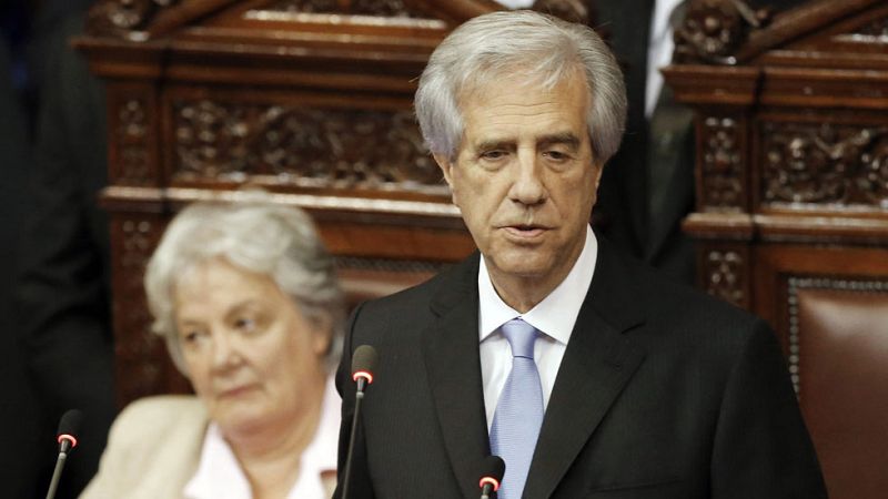 Vázquez recuerda los "30 años de democracia en Uruguay" en su investidura como presidente