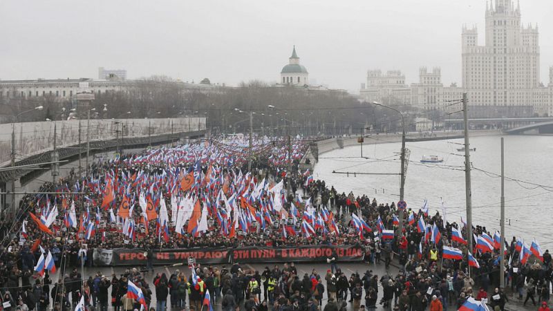 Miles de personas marchan en Moscú en memoria del líder opositor liberal Nemtsov