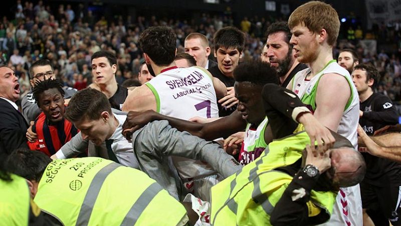 El Bilbao Basket arrolla al Baskonia en un derbi con desagradable final