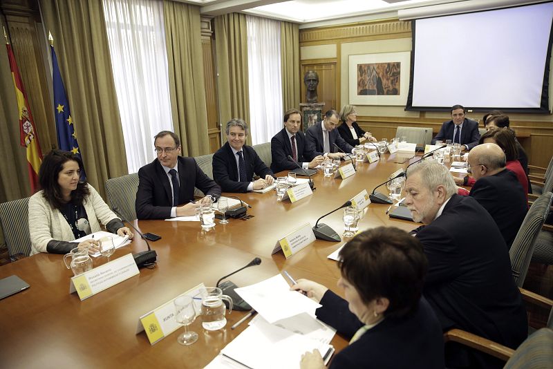 El Gobierno ofrece a las autonomías financiación a 10 años para los fármacos contra la hepatitis C