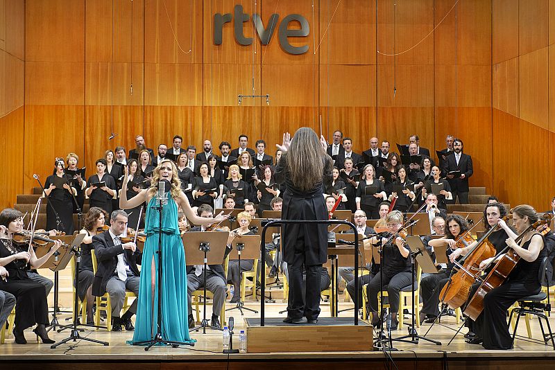 Edurne graba la versión sinfónica de "Amanecer" con la Orquesta y Coro de RTVE