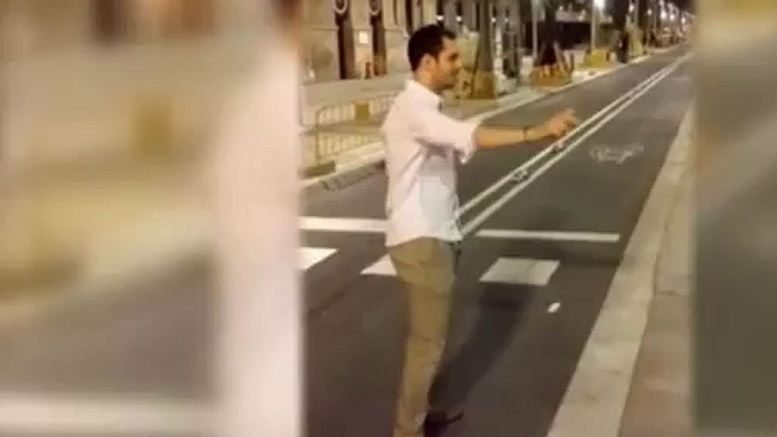 Libertad con cargos para el hombre que pateó a una mujer en Barcelona para grabarlo en vídeo