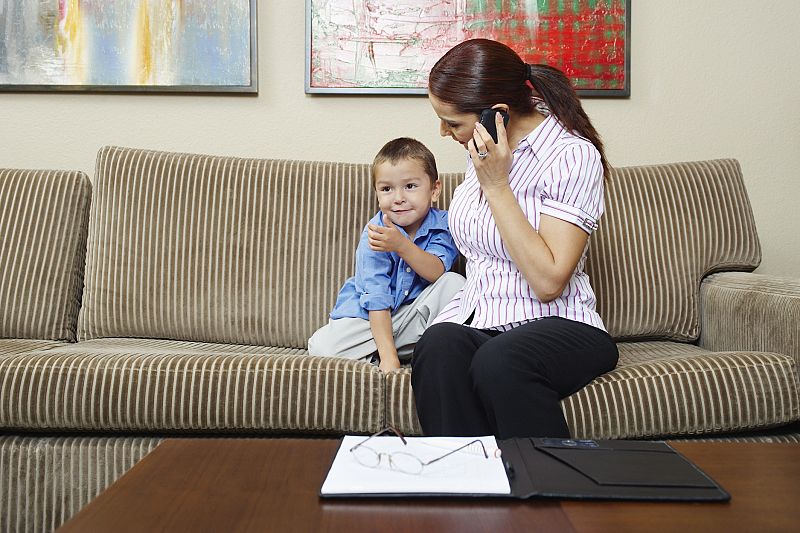 Las mujeres siguen siendo quienes más adaptan el empleo a la vida familiar, según un estudio