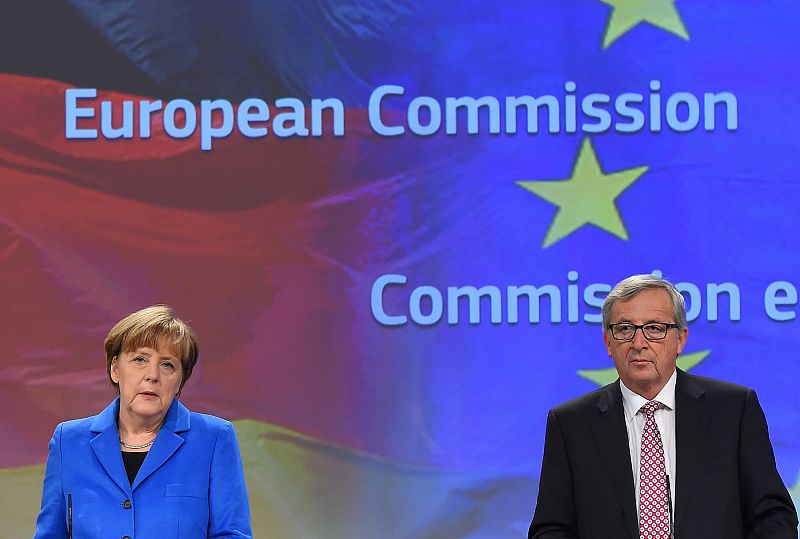 Merkel pide centrarse en esta prórroga a Grecia y Juncker ve "prematuro" hablar de tercer rescate
