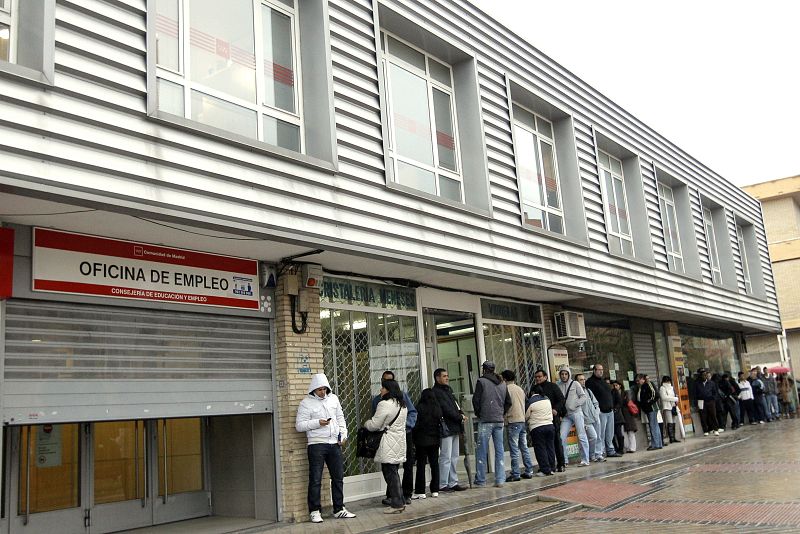 El Gobierno destina 850 millones a financiar la ayuda a parados de larga duración en 2015