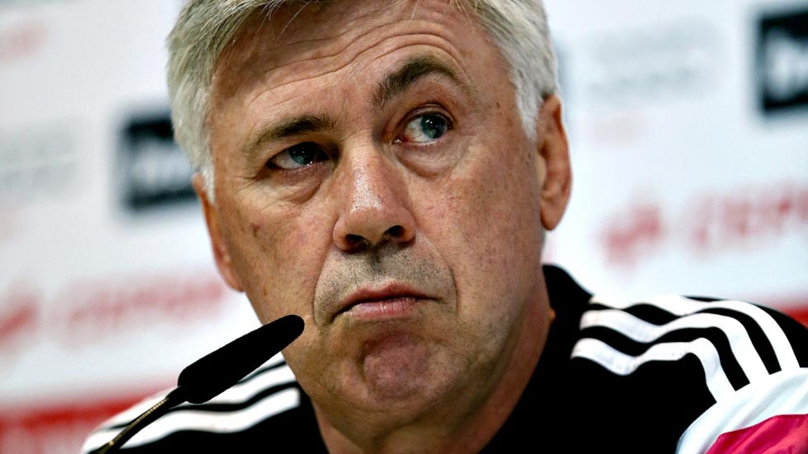 Carlo Ancelotti, entrenador del Real Madrid, dijo este viernes en rueda de prensa que se siente "respaldado" por su club tras los pitos que recibió de la afición blanca el pasado fin de semana y aseguró con ironía que su "mano floja" a lo largo de su